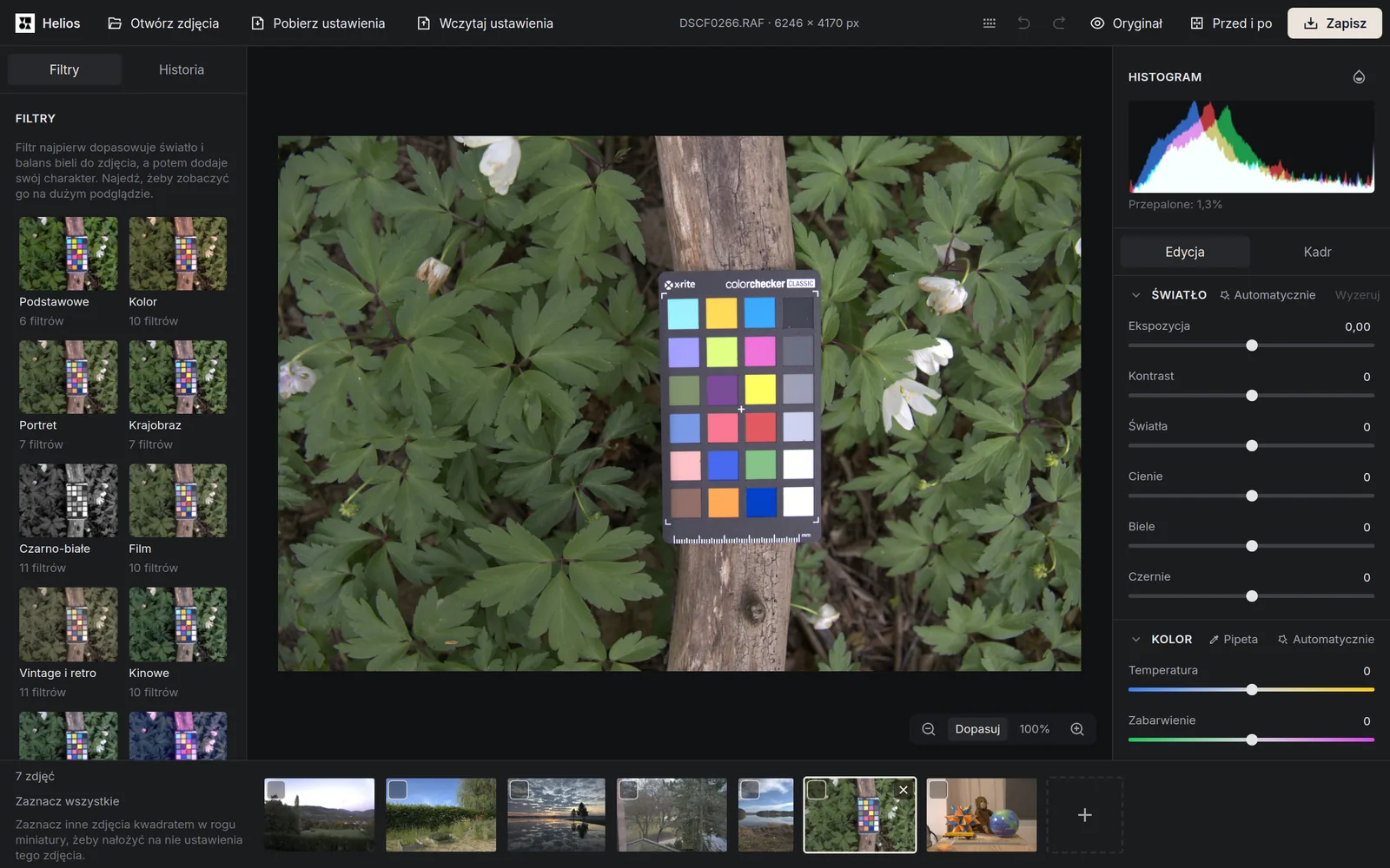Plik RAF z Fujifilm X-T4 z tablicą kolorów ColorChecker na pniu drzewa wśród zawilców, a w pasku siedem otwartych zdjęć