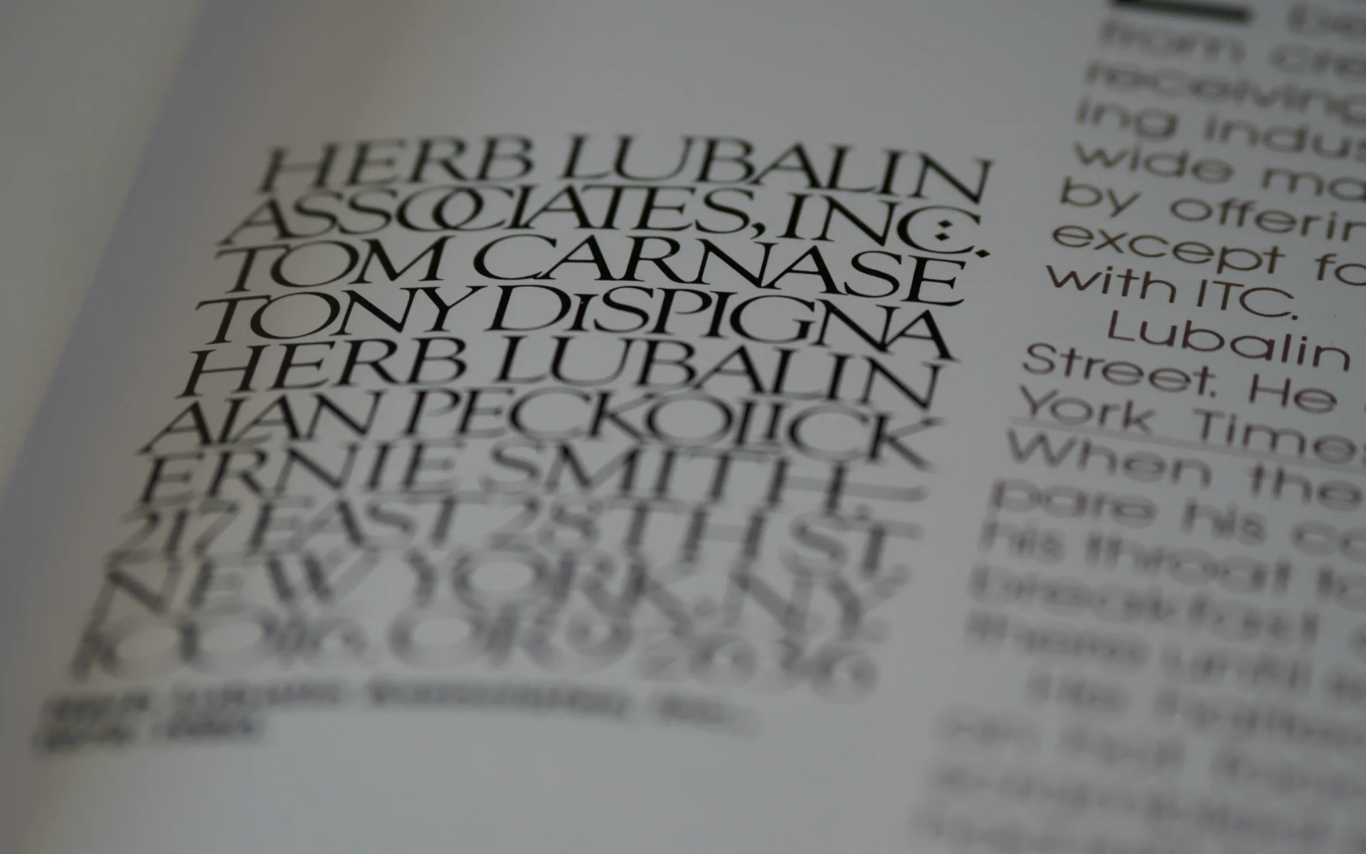 Czcionki szeryfowe i bezszeryfowe: czym się różnią i kiedy używać których?