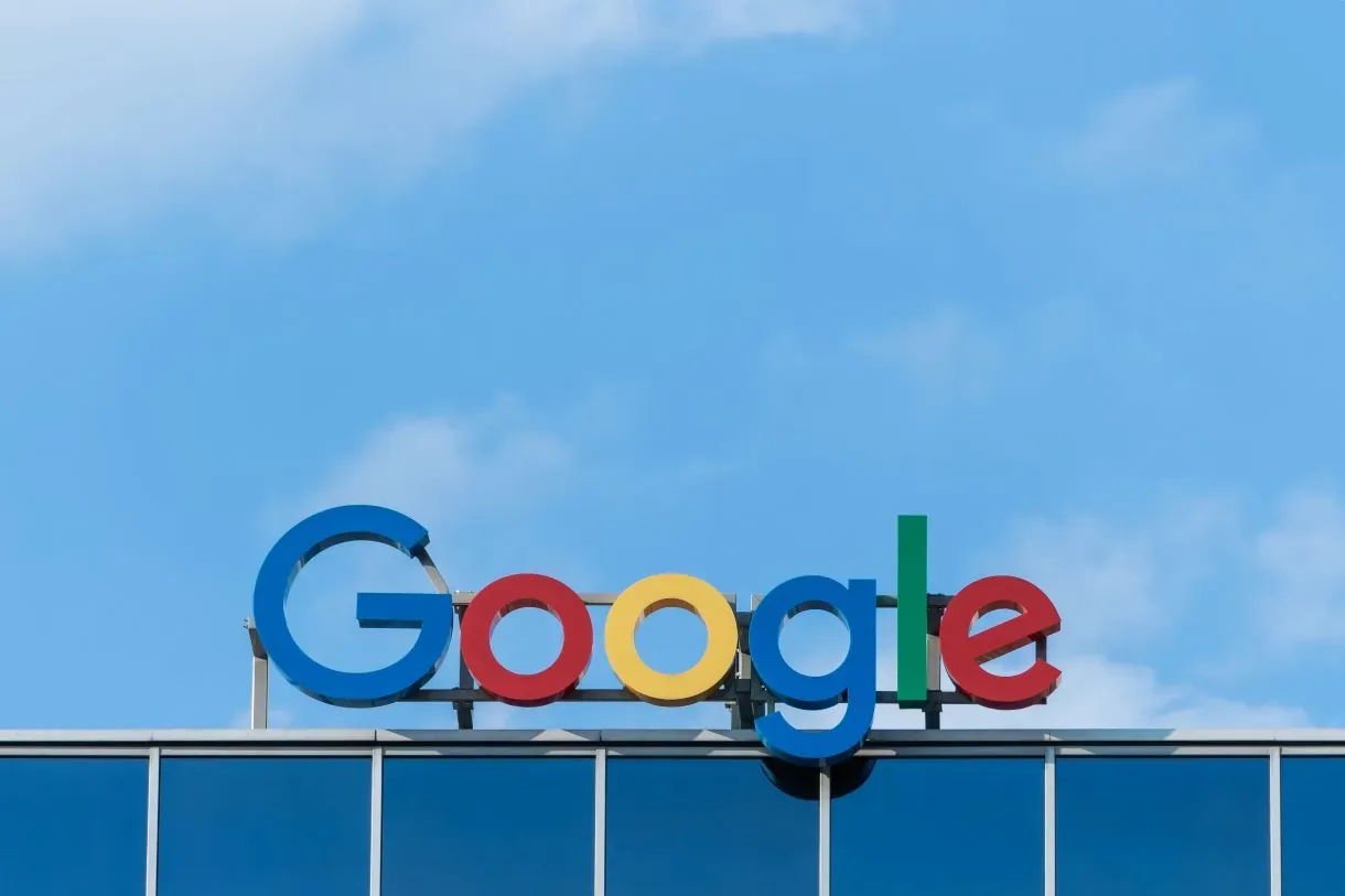 Logo Google na budynku