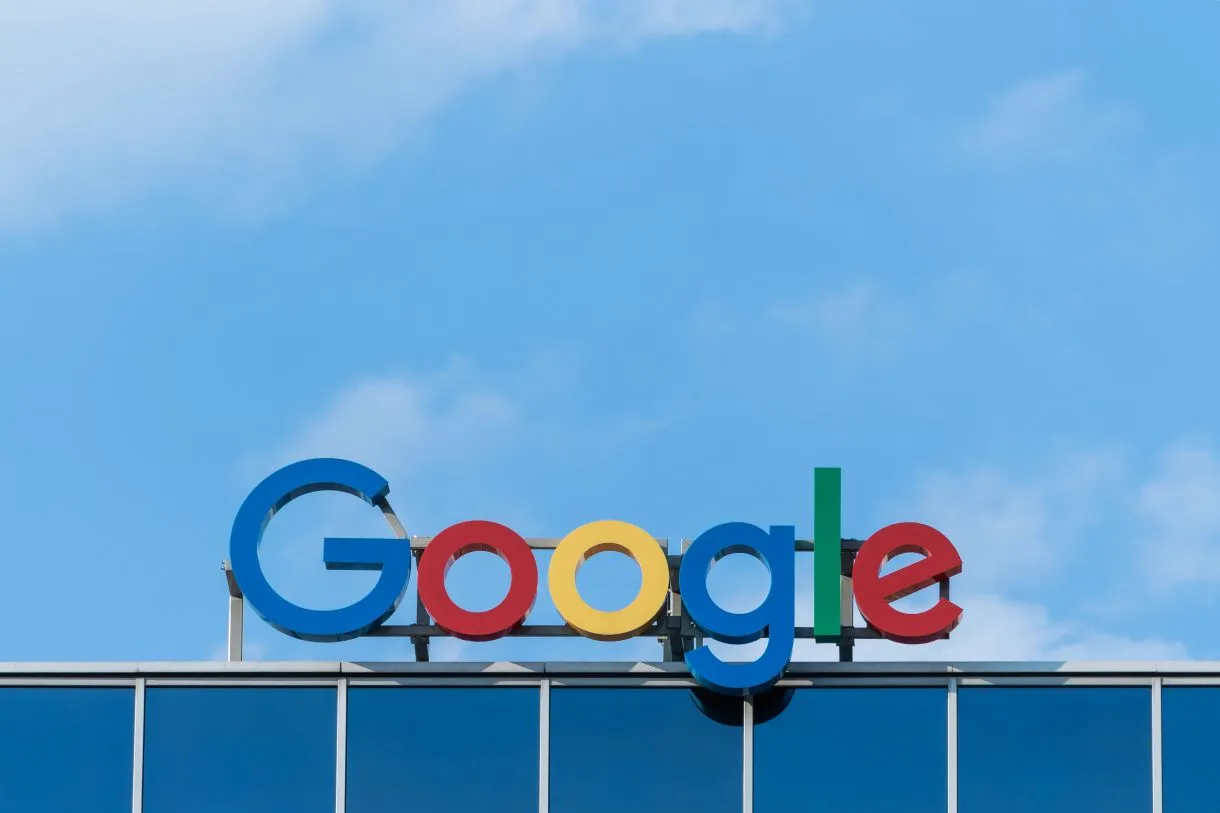 Logo Google na budynku