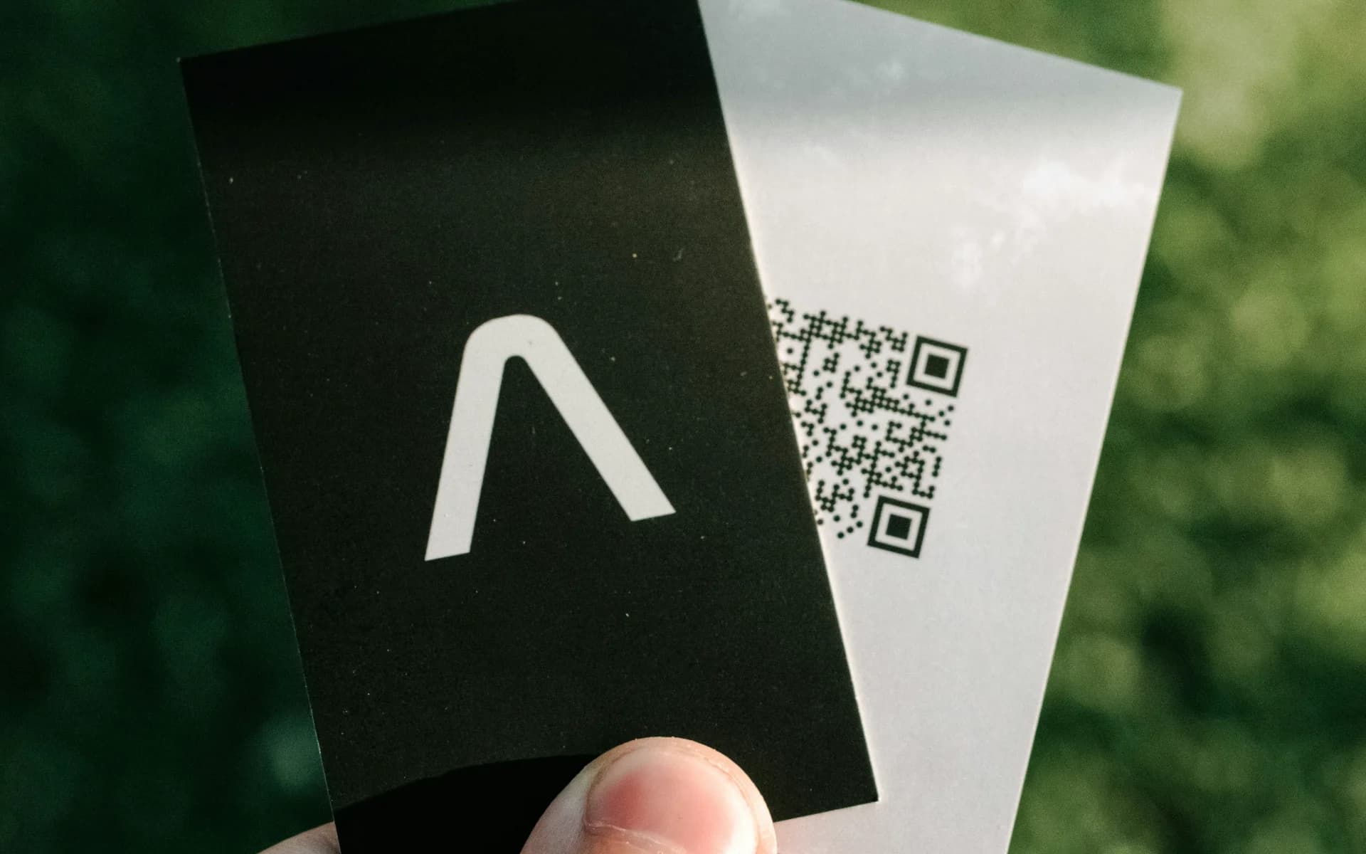 Kody QR w materiałach reklamowych: gdzie je stosować i na co uważać?