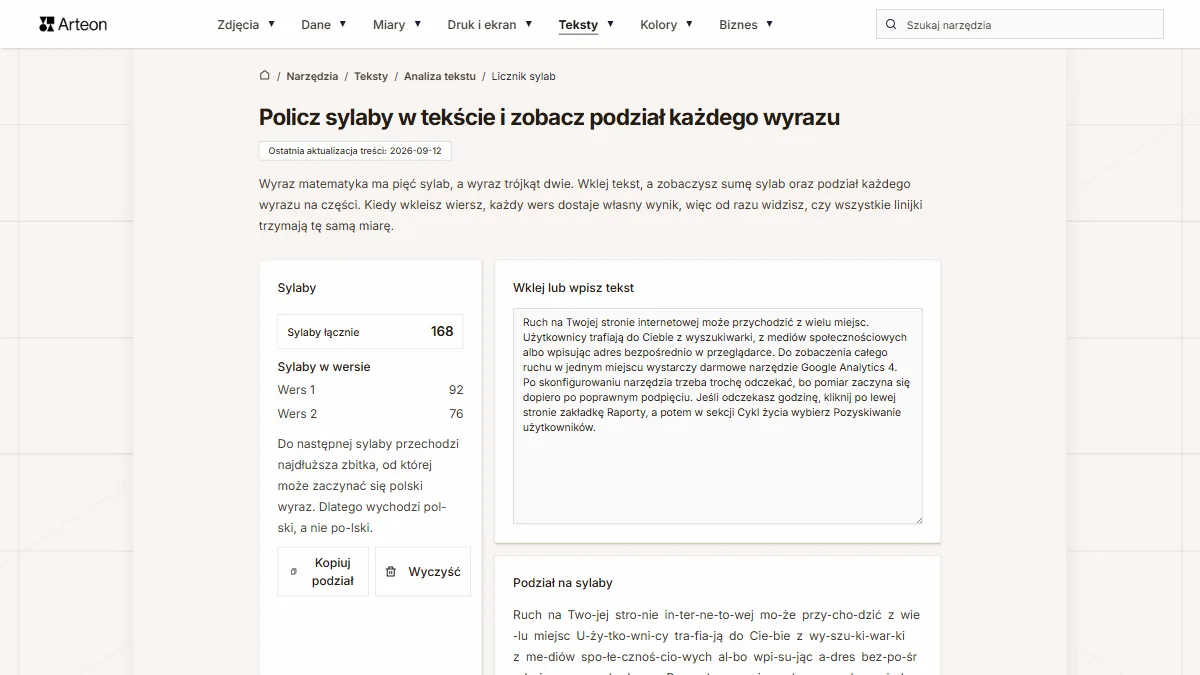 Licznik sylab z wklejonym tekstem, sumą sylab, liczbą sylab w dwóch wersach i podziałem wyrazów na sylaby